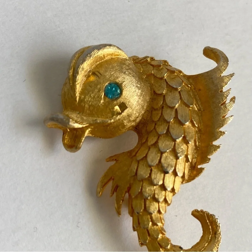 Vintage 50s Fish Brooch Mythological Sea Creature Seahorse Dolphin Gold Pin - Picture 4 of 8